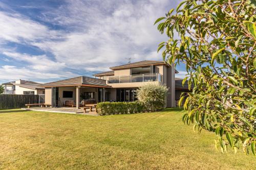 6BR Relax at Lake Hood Luxury Canal Home with Jetty in Huntingdon