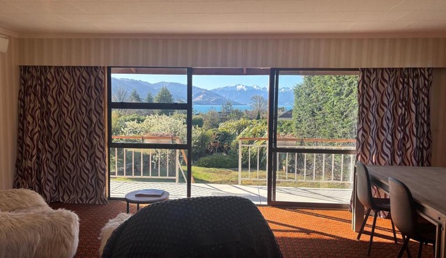 80's batch with lake views in Lake Hawea