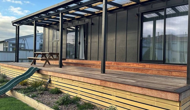 A cosy brand new cabin on the hill. in Oamaru