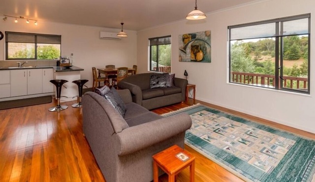 A Touch of Country Close To Town -LangTree Cottage