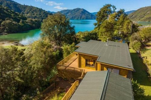 Absolute Tranquility - surrounded by native bush in Shakespeare Bay