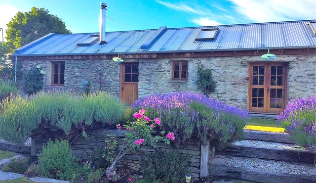 Absolutely Gorgeous Cottage Rental near Queenstown for Romantic Getaways, South Island NZ in Arrow Junction