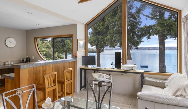 Acacia Bay, Lakeside Retreat in Taupo