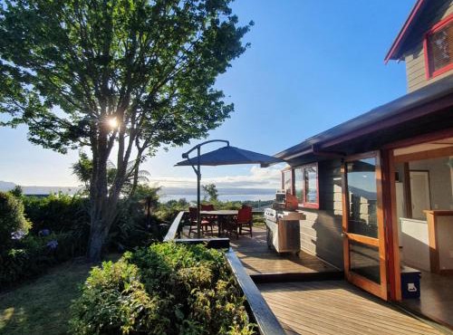 Acacia Bay Retreat - Charming 3BR Retreat With Fireplace and Views