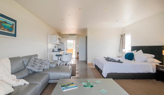Admiralty Aerie 209 - Whitianga Studio Holiday Apartment in Whitianga
