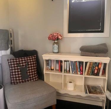Adorable studio cottage with mountain views in Staveley