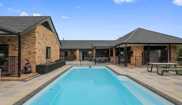 Airport Oasis - Pool, Spa, Games, Sleeps 11