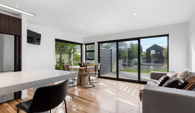 All Black # 10 | Luxury 5-bedroom, Sleeps 10 in Hamilton