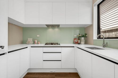 Alluvial New Build - Huge Backyard & Deck, 6 Baths in Auckland