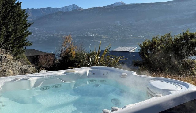 Alpine Escape | Spa Views 2 eMTBs in Kawarau Falls