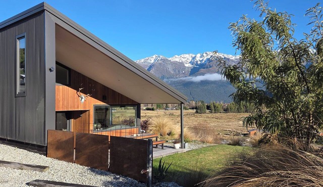 Alpine Home Escape | Hot Tub & Mountain Views | Glenorchy in Glenorchy