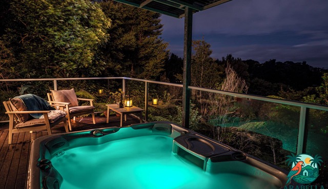 Arabella Hideaway | Private Spa & Bay Views. in Opua