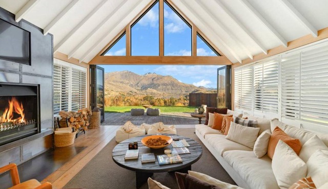 Aroha Homestead Luxury Holiday Home by MajorDomo in Queenstown