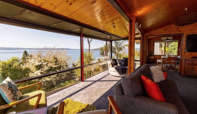 Aroha - Lake Views, Spa Pool & Annexe, Sleeps 12