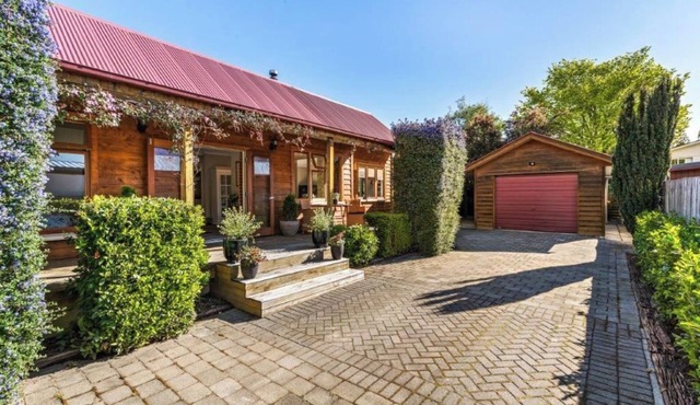 Arrowtown Cottage on Centennial in Arrowtown