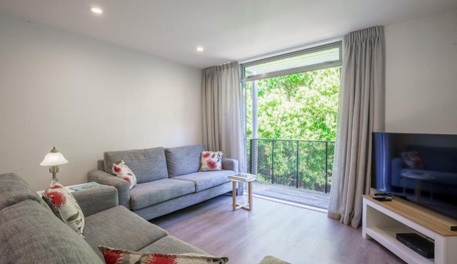 Auckland City Escape Modern Home with Spa Pool