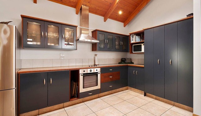 Awanui Lodge - Whakamoenga Point Holiday Home in Acacia Bay