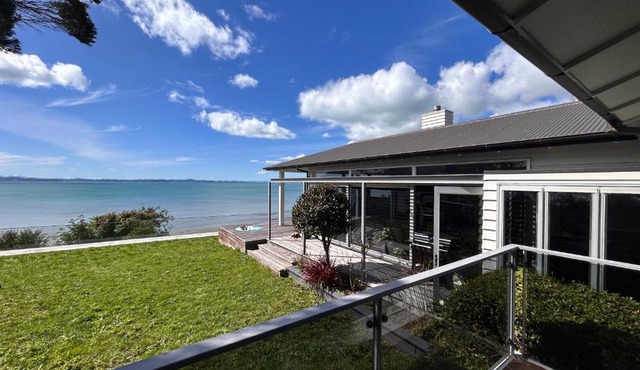 Azure Cliff Villa in Auckland