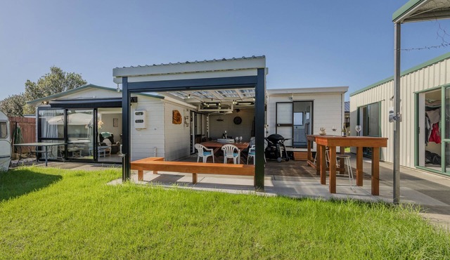 Bach Relax - Whangamata Holiday Home in Whangamata