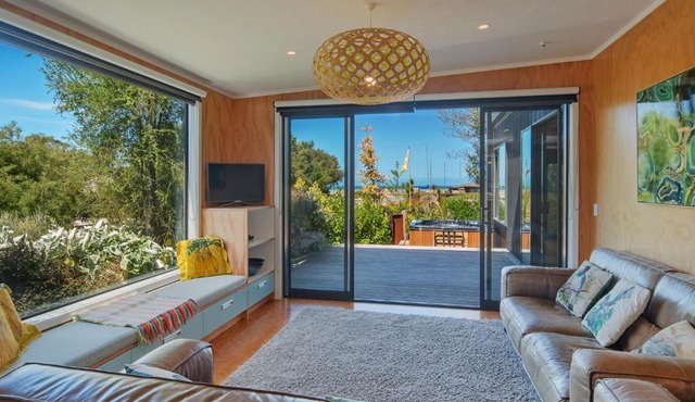 Bach7 by the Sea - Spa Pool, Views, Walk to Beach! in Marahau