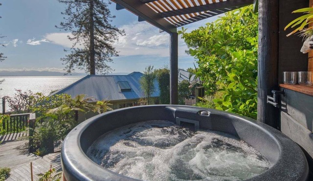 Bangalow Bach - Views, Hot Tub, Sauna & Cold Plunge in Nelson