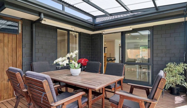 Basil Inn - Covered Deck & BBQ, Sleeps 6
