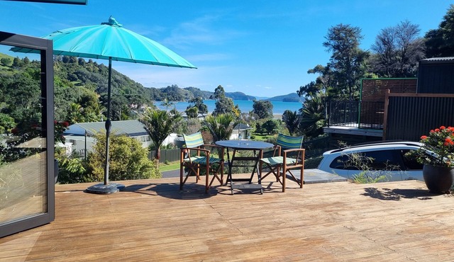 Bay View Bach - Perfect Couples Getaway - Sea Views/Sunsets - Spacious Deck-WiFi