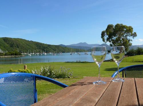 Bay Vista Waterfront Motel in Waikawa