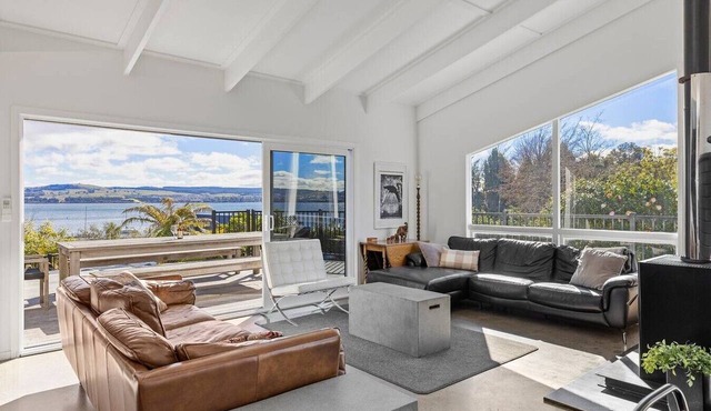Bayview Modern, Stunning views & Hot Tub in Taupō