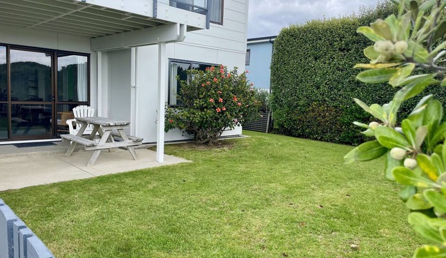 Beach Bach on Ocean Rd - MIDWEEK SPECIAL AVAILABLE