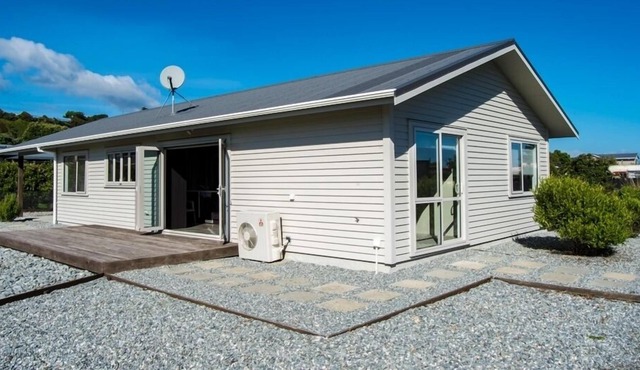 Beach & Glow Worm Getaway - 2 minutes walk to beach and glow worms in Hokitika