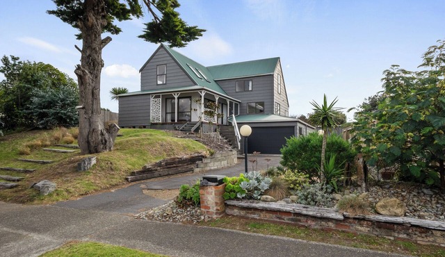 Beach Haven Manor - Waikanae Beach Holiday Home in Waikanae