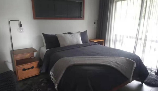 Beach Road Bach, handcrafted furnishings, 5 minute walk to the beach in Waihi Beach