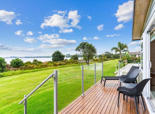 Beachfront Escape - Snells Beach Holiday Home in Auckland