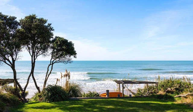 Beachfront Kiwi bach with direct beach access