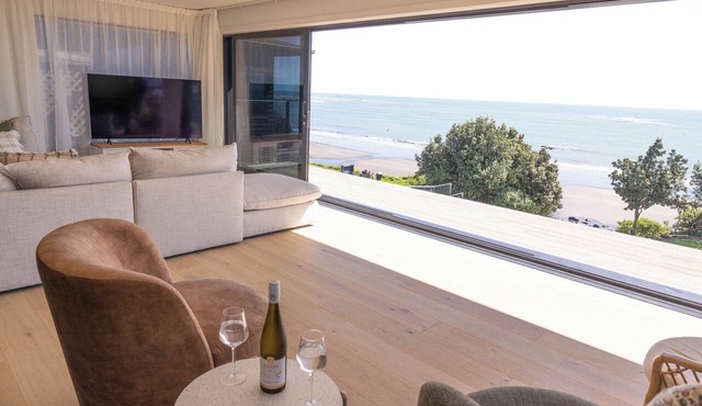 Beachfront Luxury Retreat & Sauna with Sea Views in New Plymouth