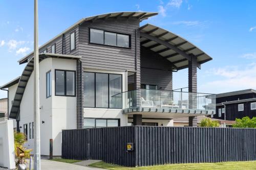 Beachfront Paradise - Papamoa Beach Holiday Home in Tauranga