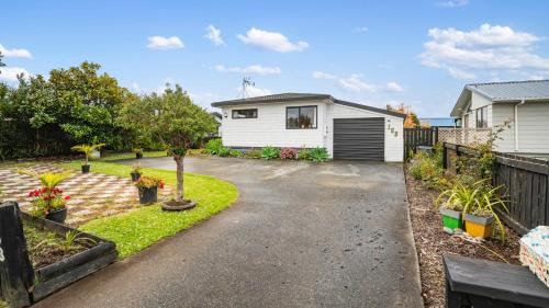 Beachglen - Snells Beach Holiday Home in Auckland