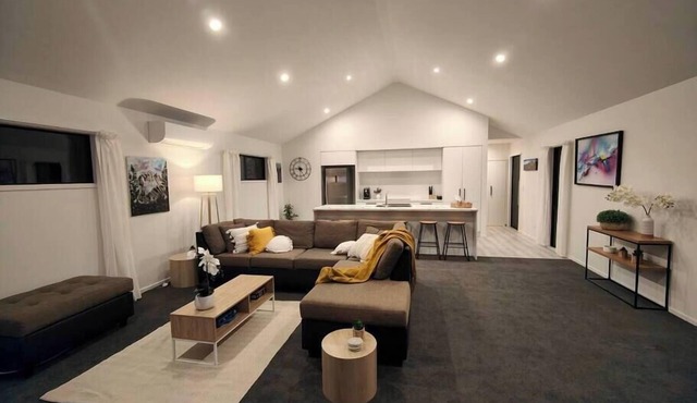 Beautiful Home w/Parking | 5 mins to One NZ Stadium in Christchurch