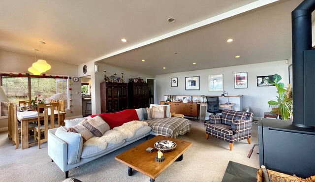 Beautiful Titirangi Bush & Sea View Santuary with large entertainers deck.