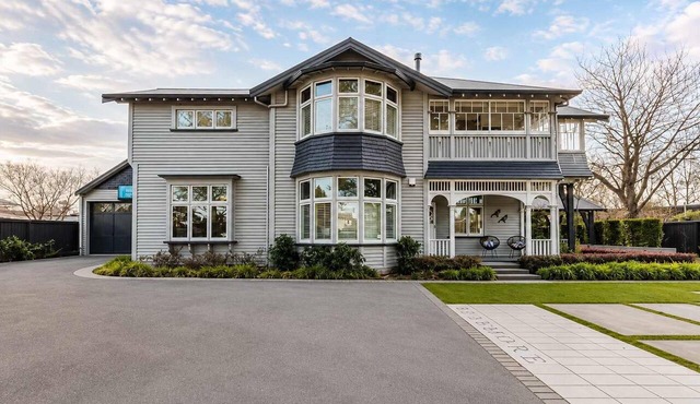 Bel Air Mansion | 6BR | Sleeps 12 | Near CBD in Christchurch