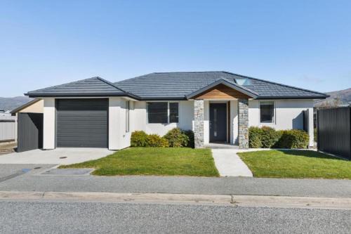 Best for Mates! Double Ensuite! in Lowburn