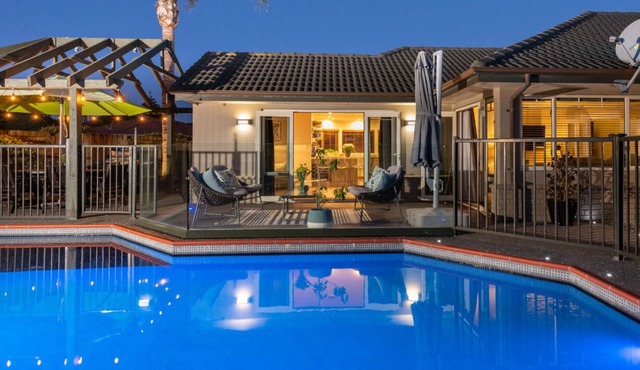 Better than a resort! Swimming pool, spa, pool-table. Walk to beach,shops,cafes.