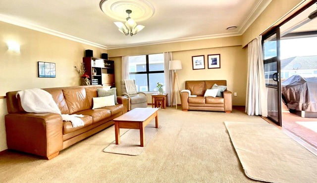 Big Beachside Bach/1 min to Sand & Sea/Sleeps 10 in Tauranga