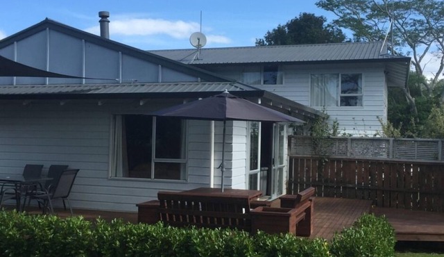Big house at Cooks Beach. 3 min walk to beach, 1 min walk to shop & Restaurants