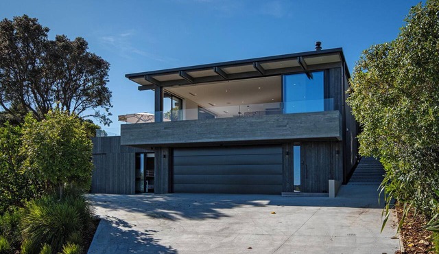 Black House Red Roof - Langs Beach Holiday Home in Langs Beach