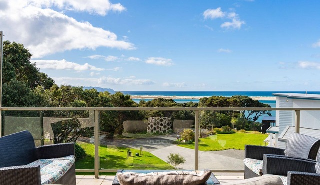 Bliss on Breve - Large, spacious and comfortable home with views of the ocean and estuary in Mangawhai Heads