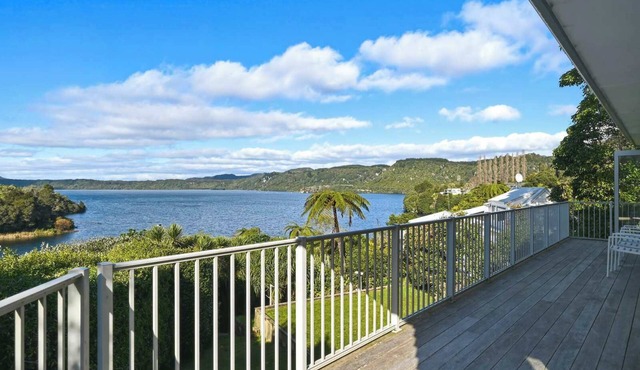 Boat Shed Bay - Lake Tarawera, Jetty & Spa Pool