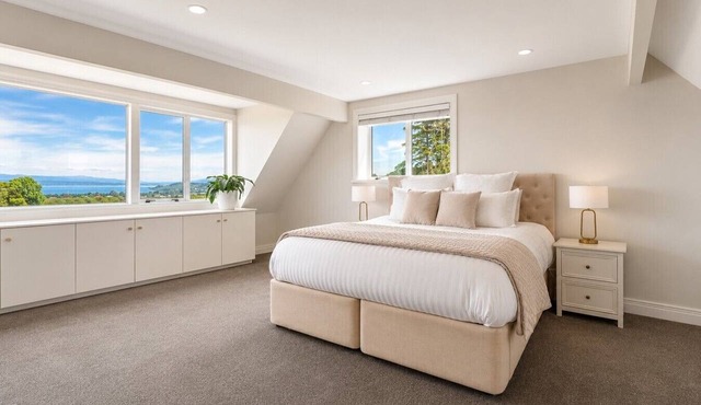 Boutique Estate Stay, Spa, Pool & Lake Views