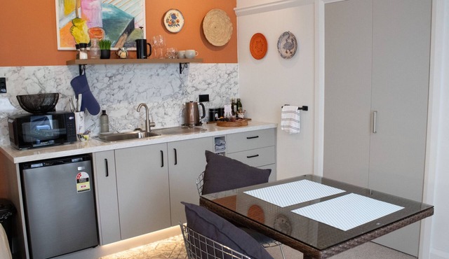 Boutique Nelson Studio | Walk to Town | Private Deck & Entrance in Nelson